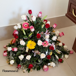 Ovalo grande de condolencias decorativo de suelo o cubre urna. Rosas y flores mixtas de temporada. Representación familiar, instituciones o empresa